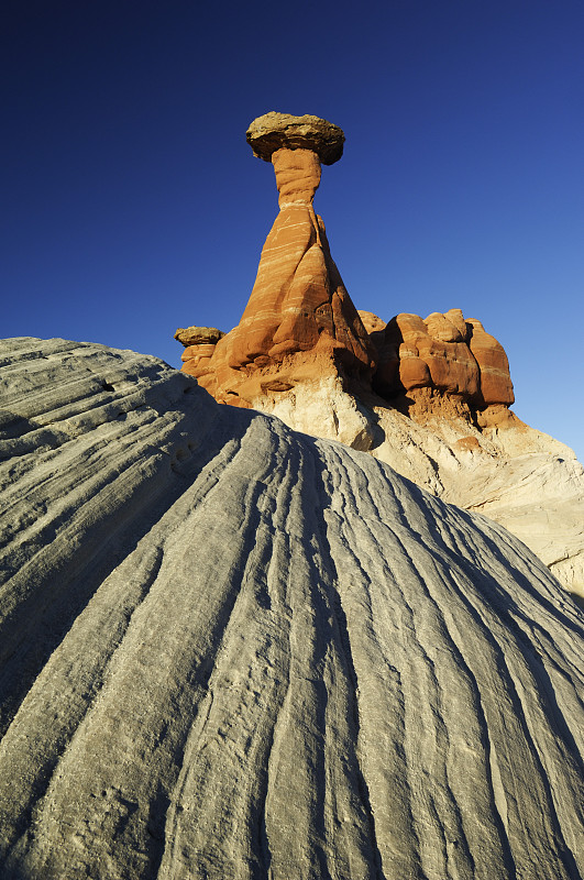 犹他州拱门国家公园的胡都岩图片下载