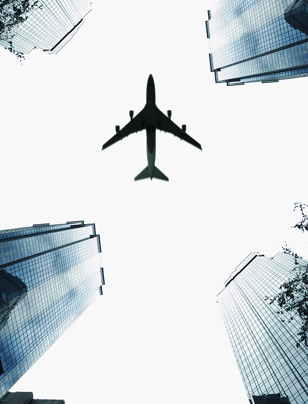摩天大楼上空的飞机图片下载