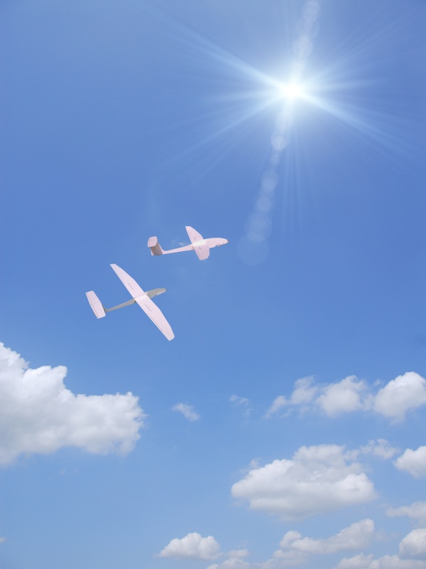两架纸飞机在天空中飞行图片素材