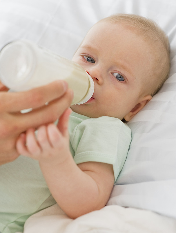 婴儿用奶瓶喝水图片下载