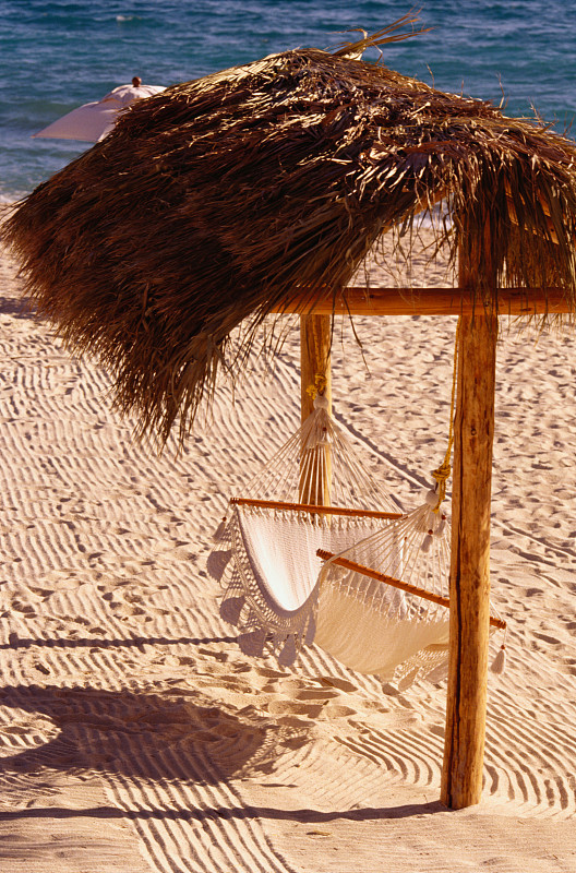 沙滩伞下的吊床图片素材
