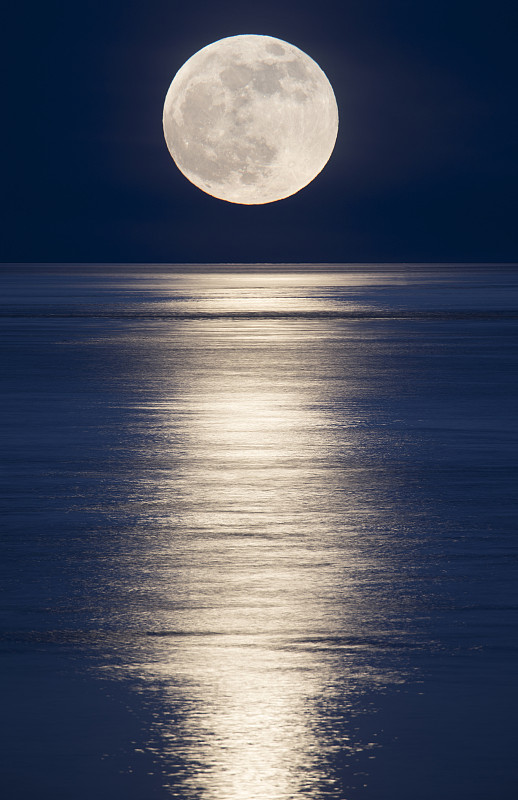 月光在海洋。图片下载