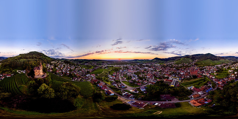 在日落时分，无人机鸟瞰老城堡堡和施瓦茨瓦尔德美丽的山谷360度全景图片下载