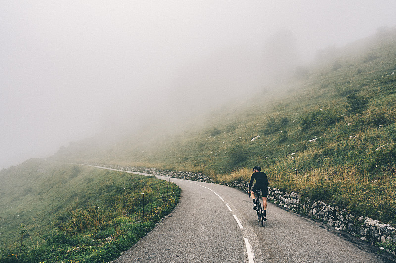 在山坳上骑自行车的人Colombière图片下载