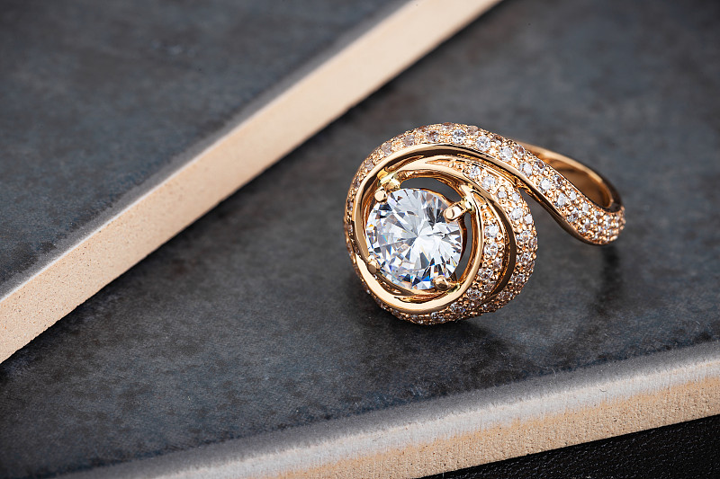 金色时尚戒指与钻石在灰色背景图片素材