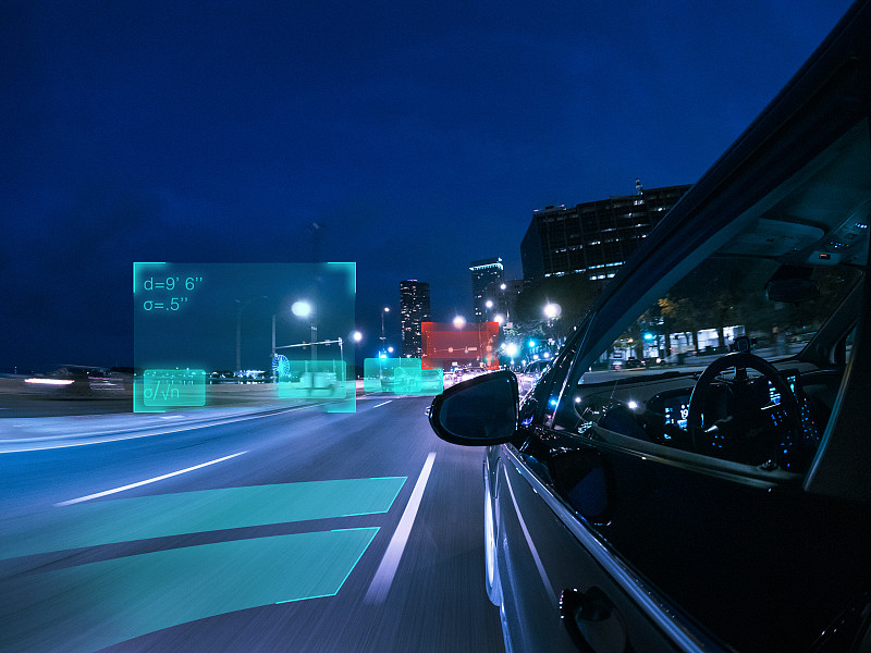 自动驾驶汽车在美国城市中驾驶图片下载