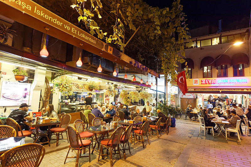 小街有许多餐馆，酒吧和许多人在Eminönü地区。图片素材