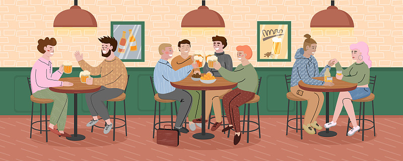 人们坐在酒吧的桌子旁喝啤酒。图片素材