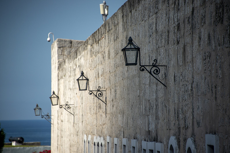 古巴哈瓦那，圣查尔斯堡，福塔莱萨·圣卡洛斯·德拉卡巴纳墙上的灯图片下载