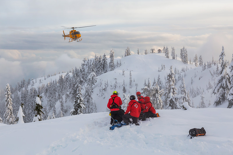 北海岸搜救队正在营救一名断了腿的滑雪者图片下载