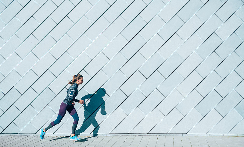 在城里慢跑的女人图片素材