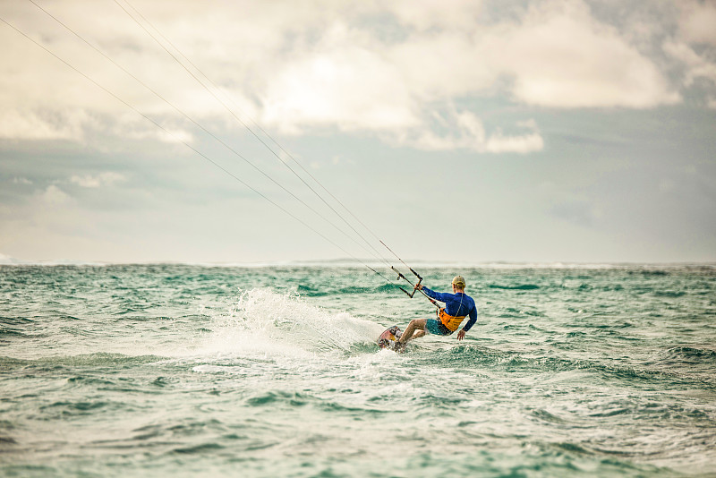成熟的风筝滑板风筝冲浪在毛里求斯岛。图片素材