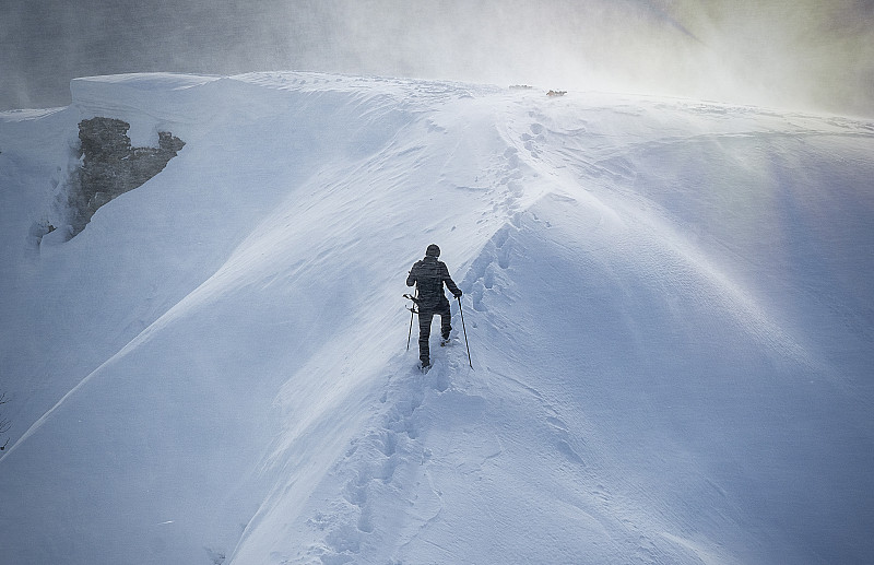 暴风雪中的登山者图片下载