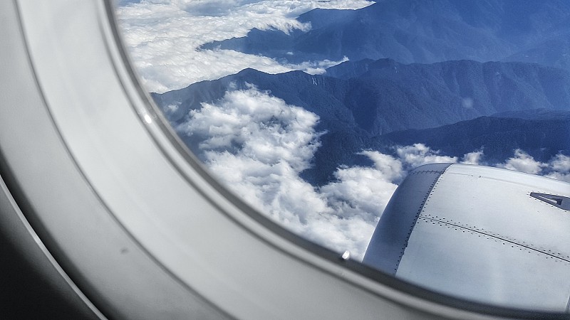 从飞机窗口看到的云鸟瞰图图片素材