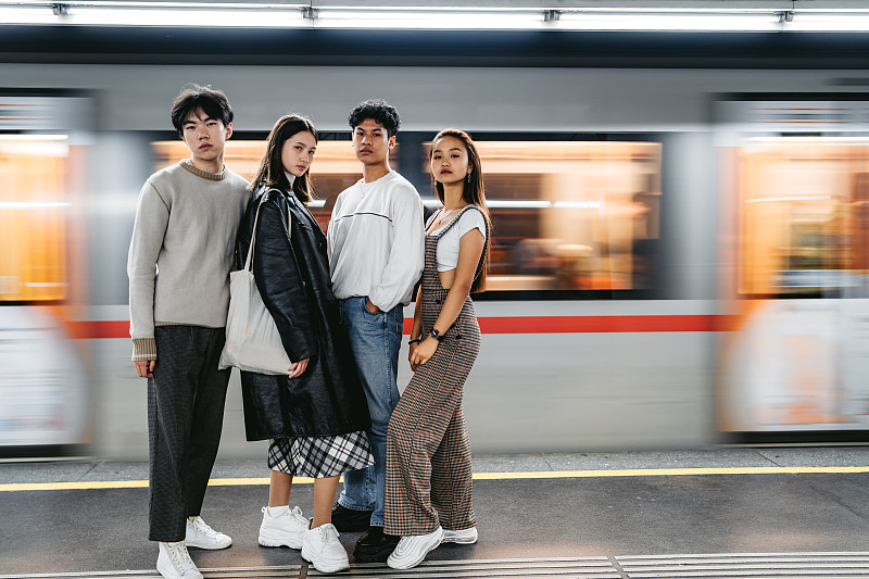 地铁站里的亚洲青少年图片素材