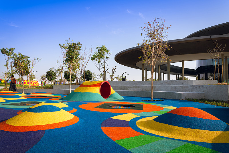 沙迦公园的儿童游乐场，有许多彩色的橡胶堆和隧道，到处都是玩耍设备，秋千，滑梯，蹦床图片下载