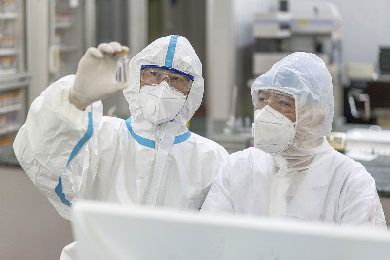 两名亚洲男性医生在实验室工作图片下载