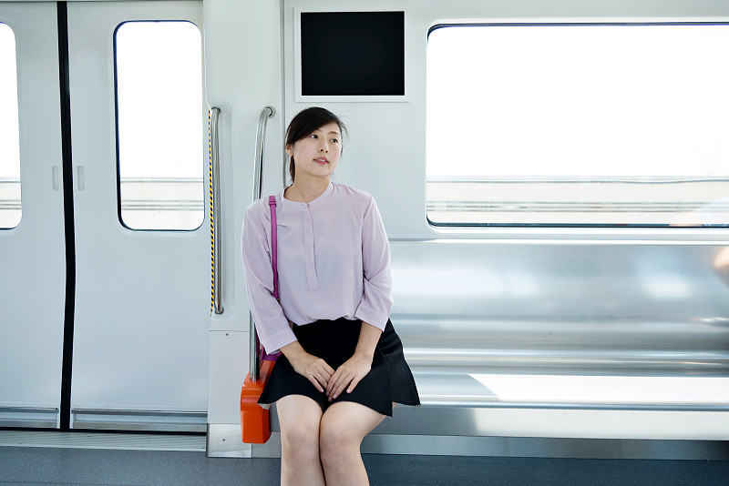 坐在地铁里的女人图片下载