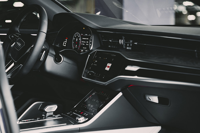 高级轿车奥迪A7跑车超新星GT 1的内部。黑色真皮座椅和仪表盘，led显示屏和触控板。气候控制和移位器图片下载