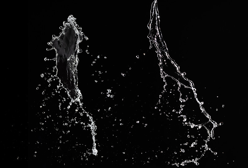 在黑色背景上的人物和抽象形式的水。图片下载