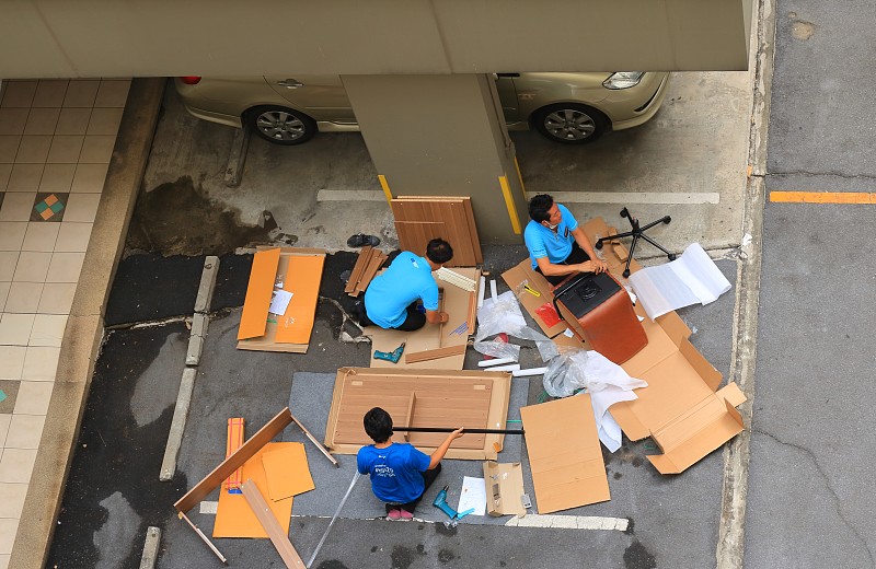 一组工人组装可拆卸家具，高角度视角图片下载