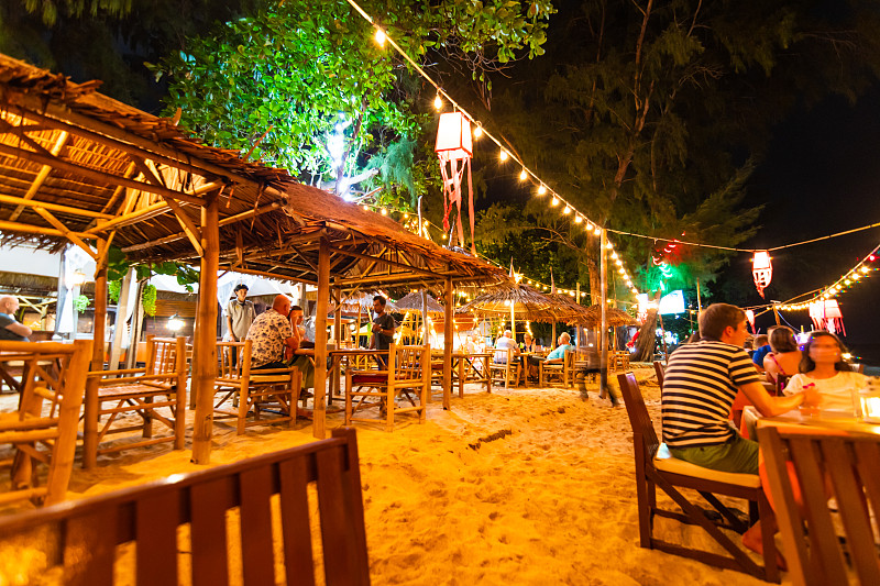泰国Ko Lanta岛晚上的小海滩酒吧。图片下载
