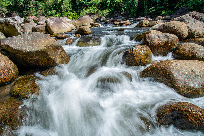 泰国那空斯达马拉省基里翁村美丽的淡水溪流。图片素材