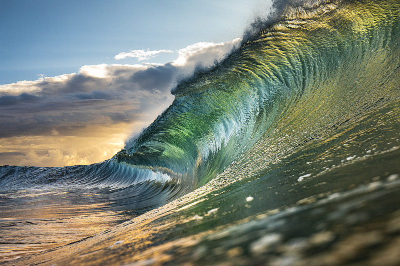 强大的绿色波浪在海洋中猛烈地拍打着图片下载