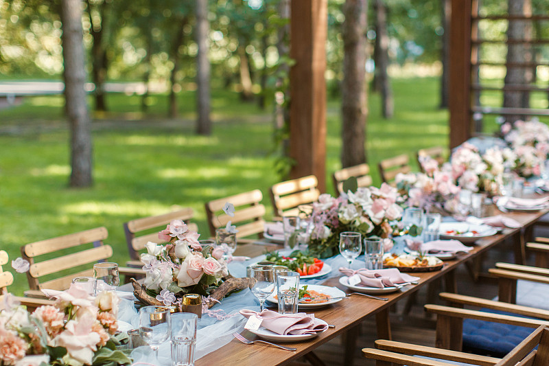 乡村婚礼上灰色和蓝色的餐桌装饰图片下载