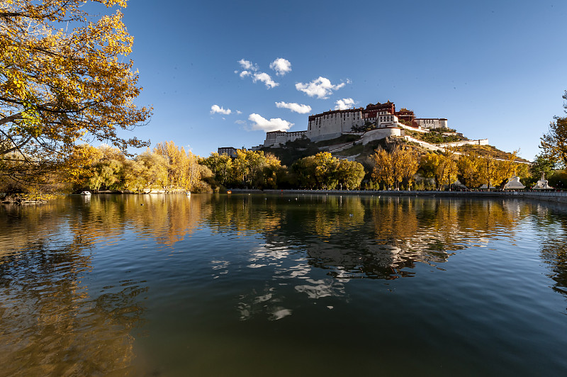 中国西藏，秋天布达拉宫的外观和倒影在湖中图片下载