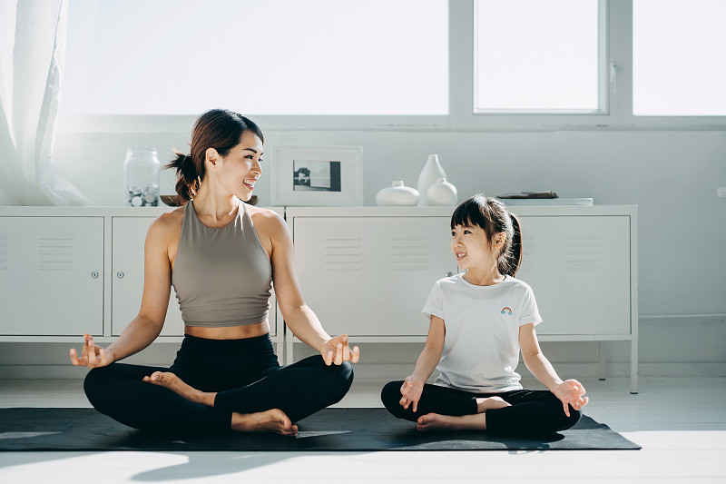 快乐的年轻亚洲母亲和小女儿一起锻炼和练习瑜伽在家里图片下载