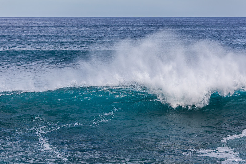 大浪和浪花在空气中吹起图片下载