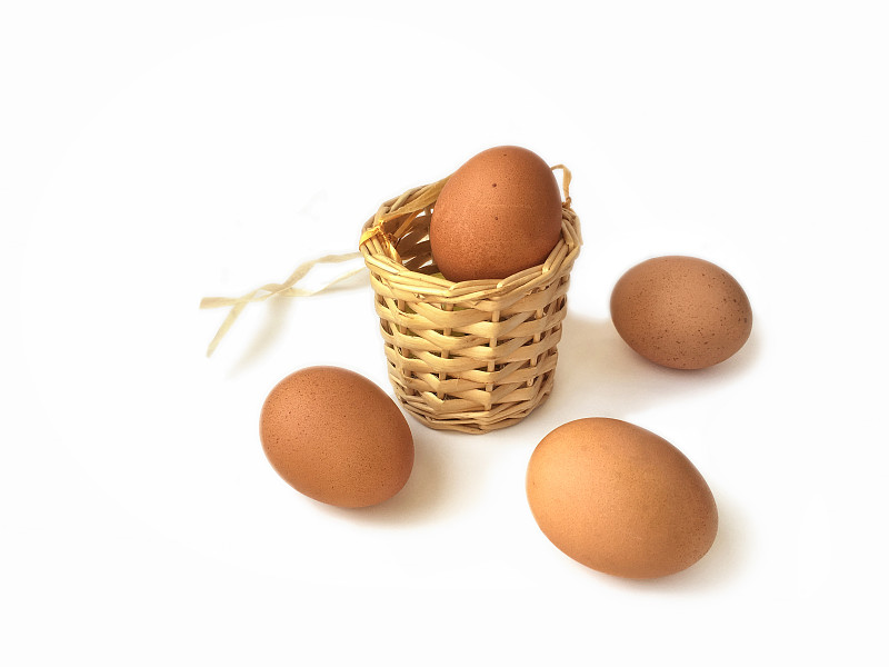 特写鸡蛋对白色的背景图片素材