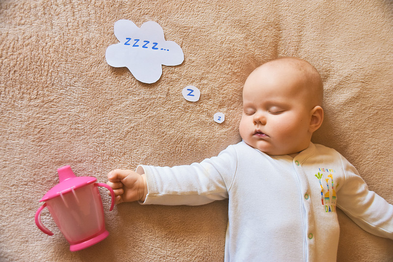 婴儿睡觉的特写，在床上有说话泡泡图片素材