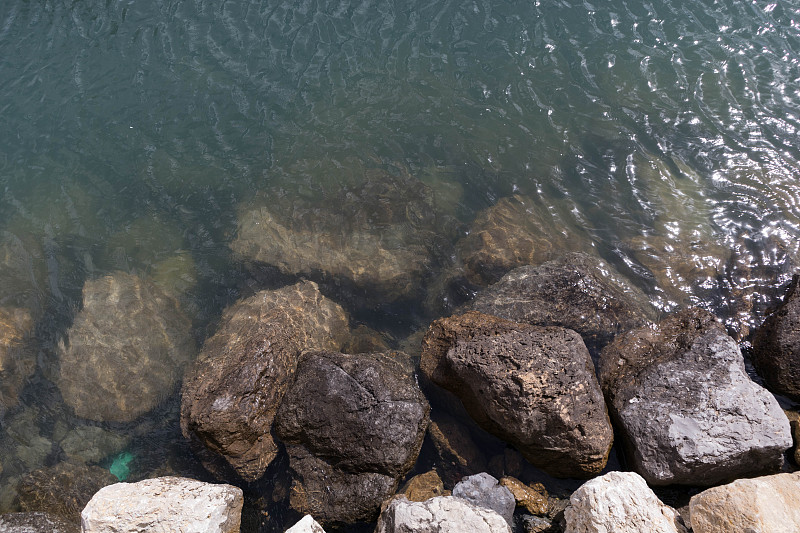 高角度的岩石在水中图片素材