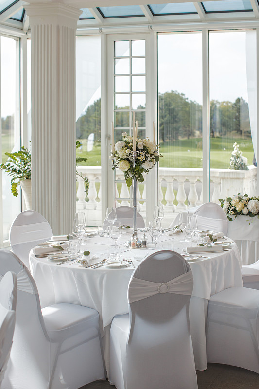 白色的婚礼餐桌和阳台的景色图片下载