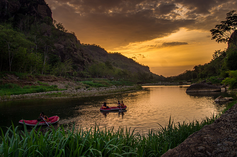 日落时天空映衬的河流风景图片素材