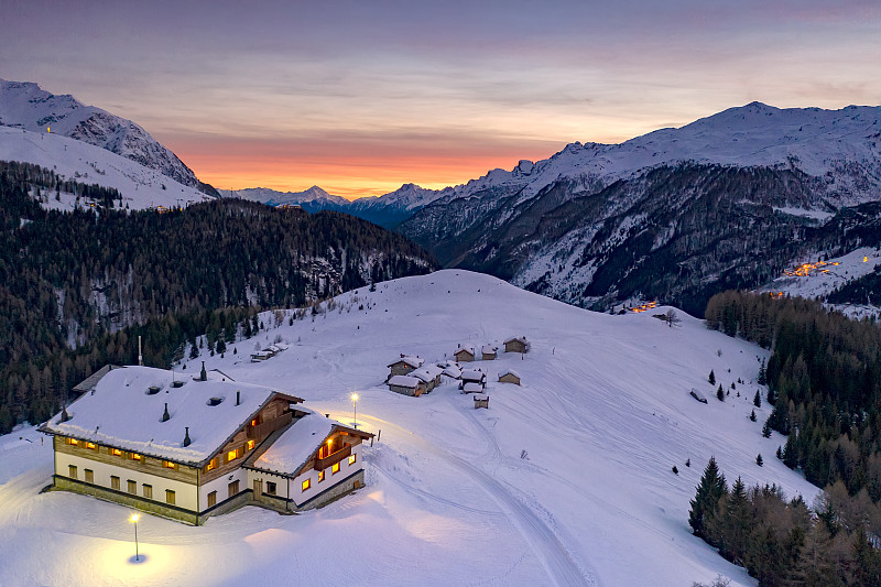意大利，马迪西莫，安多西，日落时分的雪山小屋图片素材