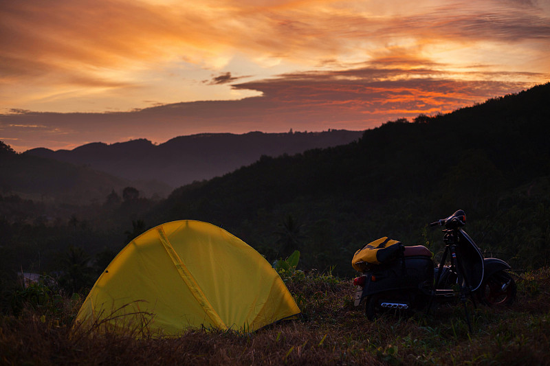 山地帐篷和摩托车。概念露营。图片下载