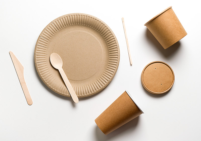 以可生物降解的原料和纸张制成的一次性环保餐具，供快餐在白色背景上使用。图片素材