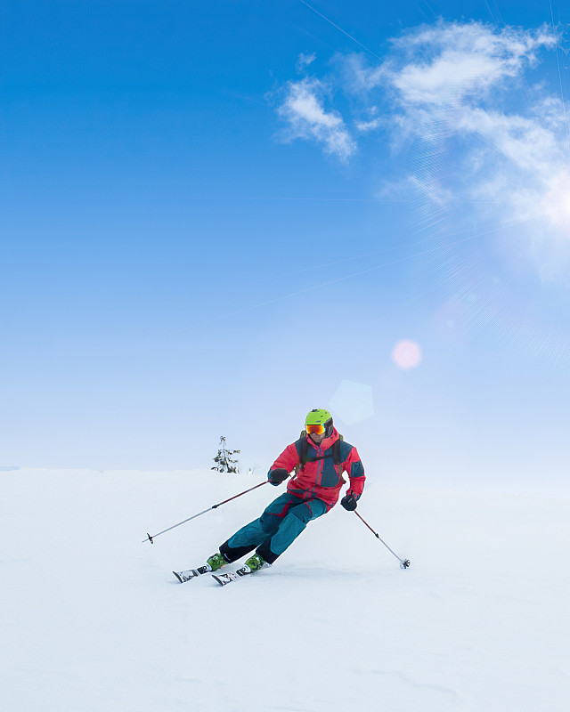 在粉雪山里免费滑雪图片素材