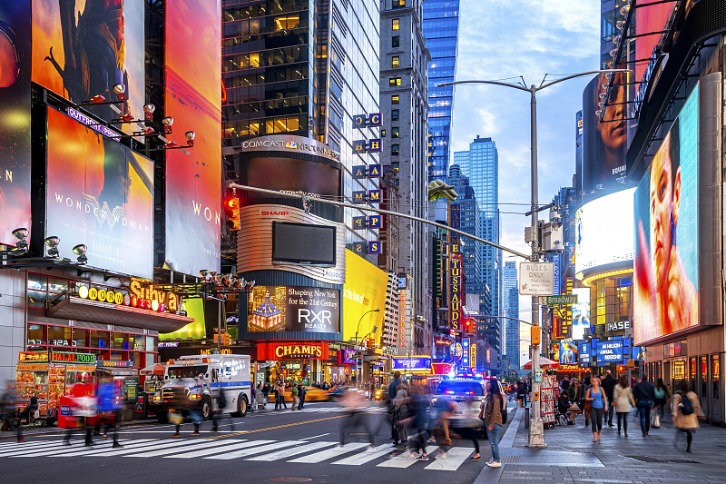 美国，纽约，纽约市，行人穿过时代广场的街道图片素材