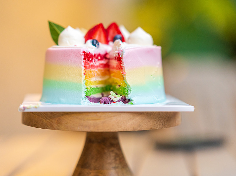 美味的彩虹生日蛋糕，上面有浆果。图片下载