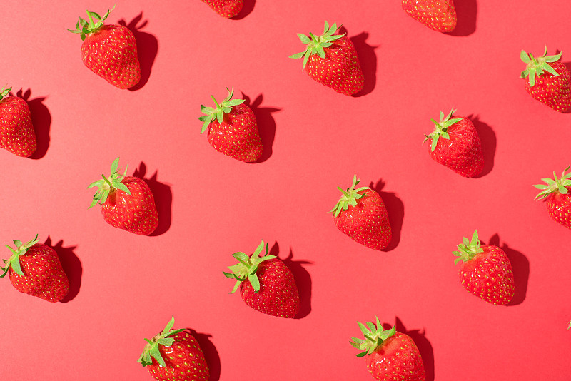 红色熟透多汁的草莓图案。图片下载