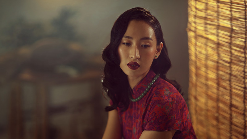 一位穿着中国传统旗袍的美丽亚洲女子的肖像图片素材