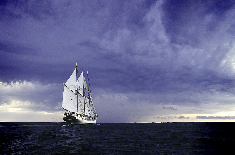 波罗的海的一艘帆船图片下载