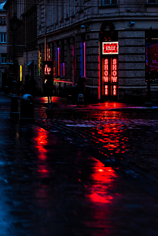 利沃夫老城里诺克市场广场上的红色霓虹灯在晚上为脱衣舞俱乐部性爱图片下载