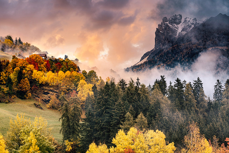 秋天在白云石阿尔卑斯山。云朵和秋色图片素材