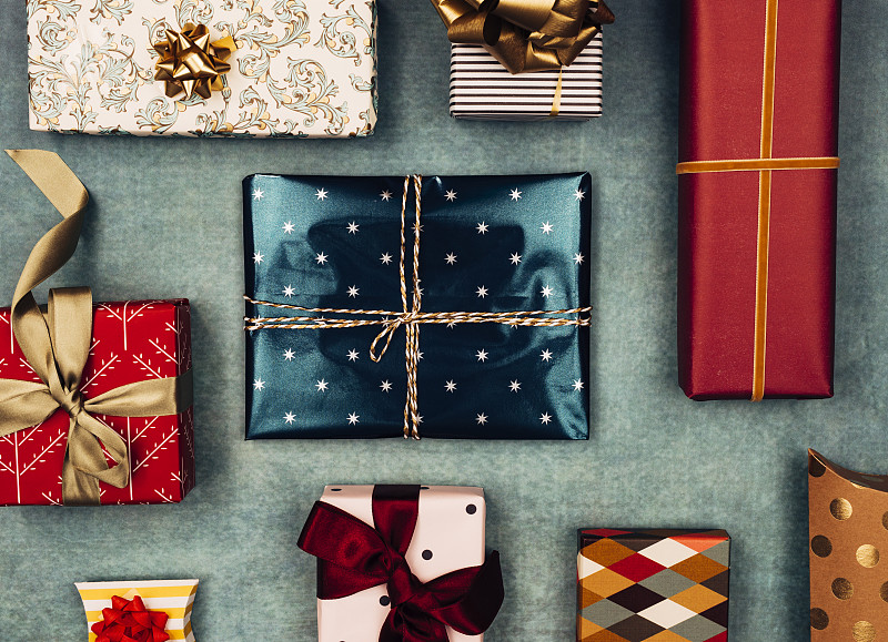 圣诞快乐:色彩缤纷的圣诞礼物在一个整齐的平Lay组成图片下载