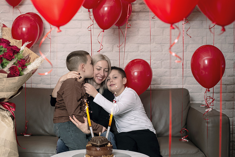 母亲和她的儿子们庆祝她的生日图片下载